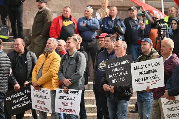 На фото: участники акции протеста держат плакаты с надписями: "Из земли вырастает пшеница, теперь растет отчаяние", "Мы не против налогов — мы за справедливость". На фото: участники акции протеста держат плакаты с надписями: "Из земли вырастает пшеница, теперь растет отчаяние", "Мы не против налогов — мы за справедливость". - Sputnik Литва