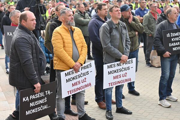 Организаторы протеста подчеркнули, что власти игнорируют предложения и замечания фермеров по поводу планируемых налоговых изменений. Организаторы протеста подчеркнули, что власти игнорируют предложения и замечания фермеров по поводу планируемых налоговых изменений. - Sputnik Литва
