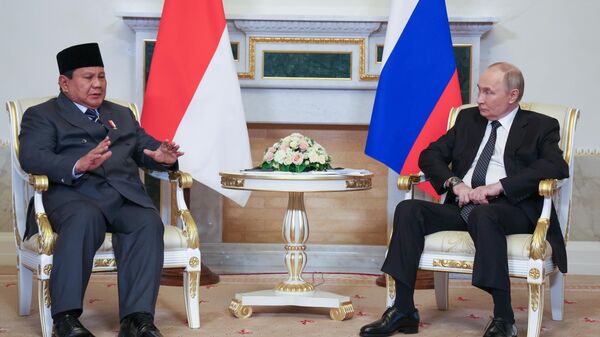 Президент Владимир Путин и президент Индонезии Прабово Субианто - Sputnik Литва