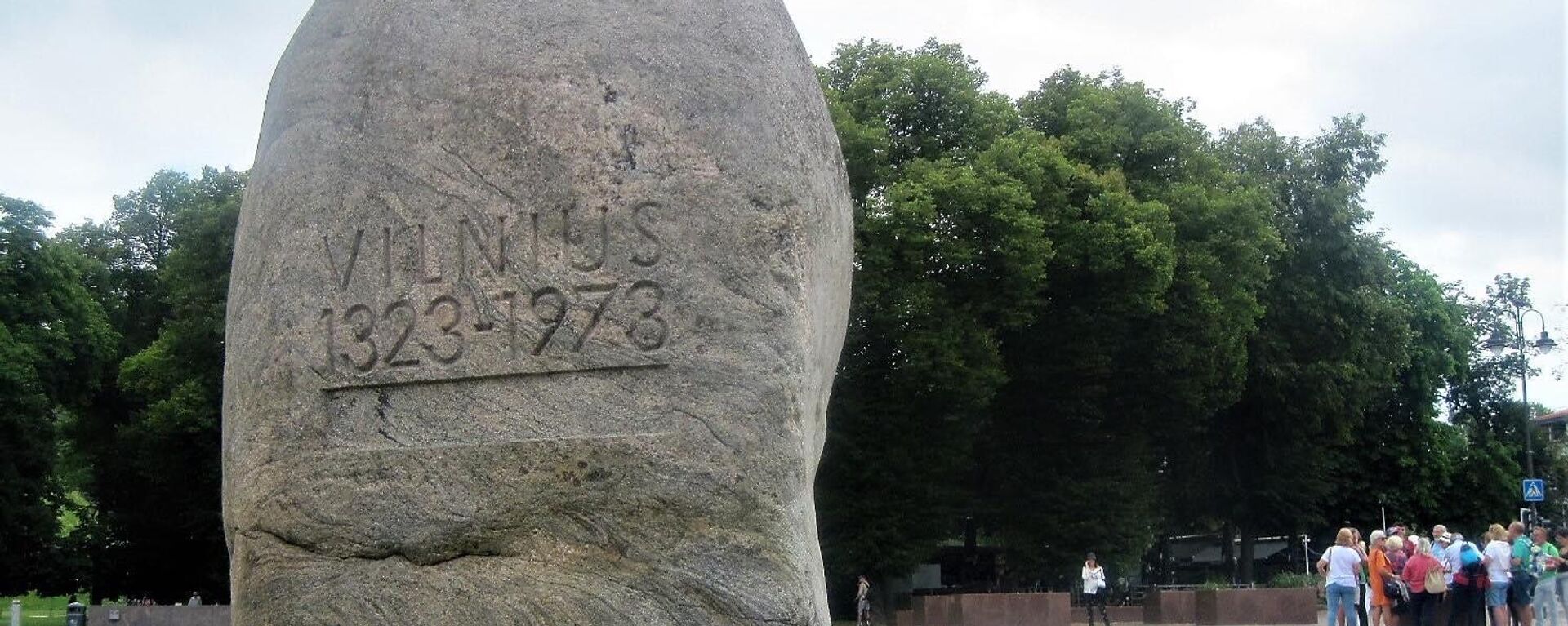 Камень в память о 650-летии основания Вильнюса, установленный на Кафедральной площади, архивное фото - Sputnik Литва, 1920, 21.06.2025