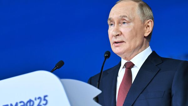 Президент России Владимир Путин на пленарном заседании ПМЭФ - Sputnik Литва