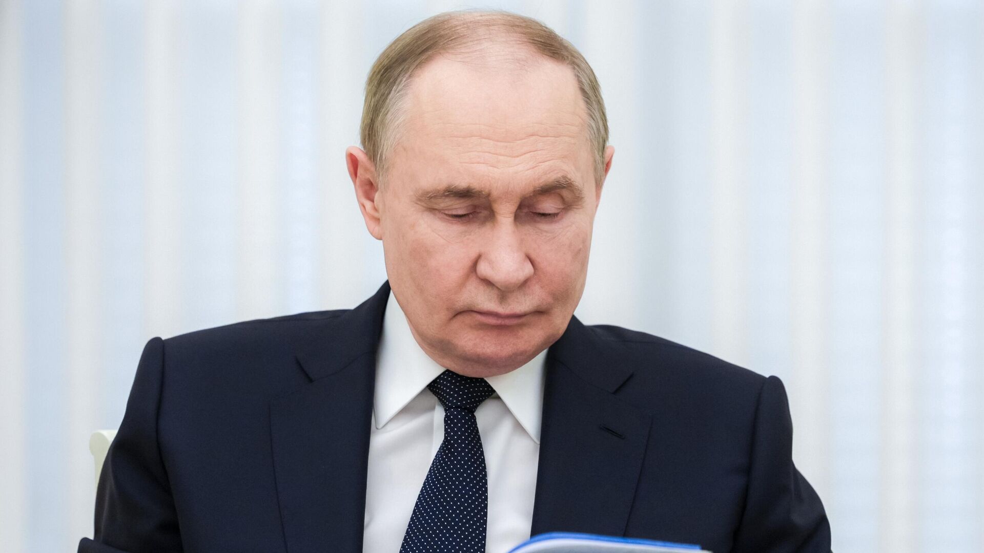 Президент РФ Владимир Путин провел встречу с редакторами учебников истории Президент РФ Владимир Путин провел встречу с редакторами учебников истории - Sputnik Литва, 1920, 22.06.2025
