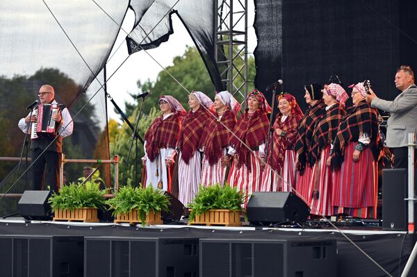 На фото: выступление фольклорного коллектива на центральной площади городка. На фото: выступление фольклорного коллектива на центральной площади городка. - Sputnik Литва