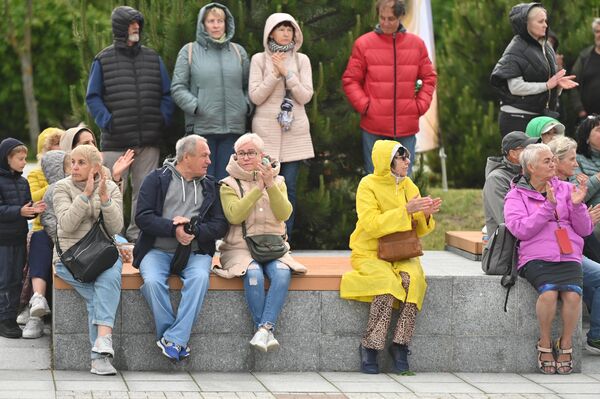 По словам организаторов, в Паланге, где преобладают большие концерты, активная ночная жизнь и тысячи туристов, не удалось бы создать такую уютную атмосферу, как того требует праздник Йонинес. По словам организаторов, в Паланге, где преобладают большие концерты, активная ночная жизнь и тысячи туристов, не удалось бы создать такую уютную атмосферу, как того требует праздник Йонинес. - Sputnik Литва