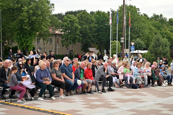 Основные праздничные мероприятия на литовском курорте развернулись на побережье. Основные праздничные мероприятия на литовском курорте развернулись на побережье. - Sputnik Литва