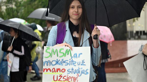 Акция протеста абитуриентов в Вильнюсе из-за заданий на экзамен по математике - Sputnik Литва
