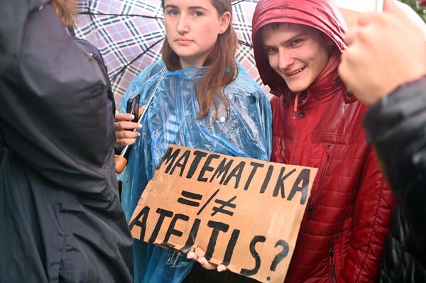 Главным требованием участников протеста было снизить планку по математике. В настоящее время экзамен считается сданным, если набрано 35 баллов (при этом в аттестат зачисляется 40 баллов), а предлагают снизить его до уровня прошлого года — 16 баллов. Но, как отметили представители Союза учеников Литвы, школьники открыты для обсуждения. Главным требованием участников протеста было снизить планку по математике. В настоящее время экзамен считается сданным, если набрано 35 баллов (при этом в аттестат зачисляется 40 баллов), а предлагают снизить его до уровня прошлого года — 16 баллов. Но, как отметили представители Союза учеников Литвы, школьники открыты для обсуждения. - Sputnik Литва