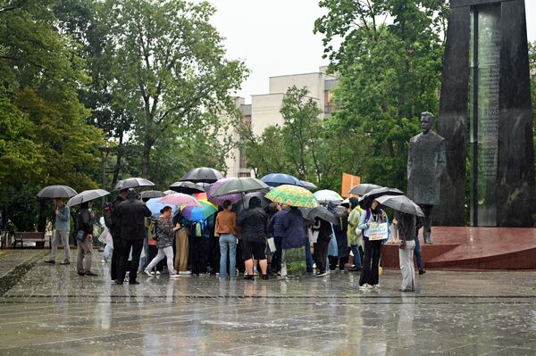 Также учащиеся требовали ясности, чтобы следующее поколение выпускников школ училось по понятным программам, имело учебники и четко знало, что им нужно учить. Также учащиеся требовали ясности, чтобы следующее поколение выпускников школ училось по понятным программам, имело учебники и четко знало, что им нужно учить. - Sputnik Литва