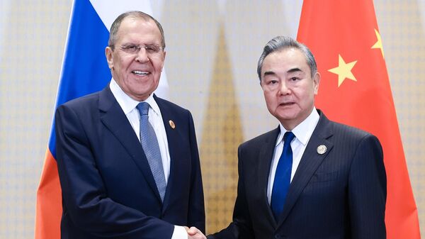 Встреча глав МИД РФ и Китая Сергея Лаврова и Ван И, архивное фото - Sputnik Литва