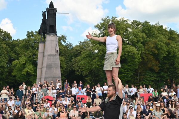 На Кафедральной площади также выступил коллектив Hugs &amp; Handshakes.  - Sputnik Литва