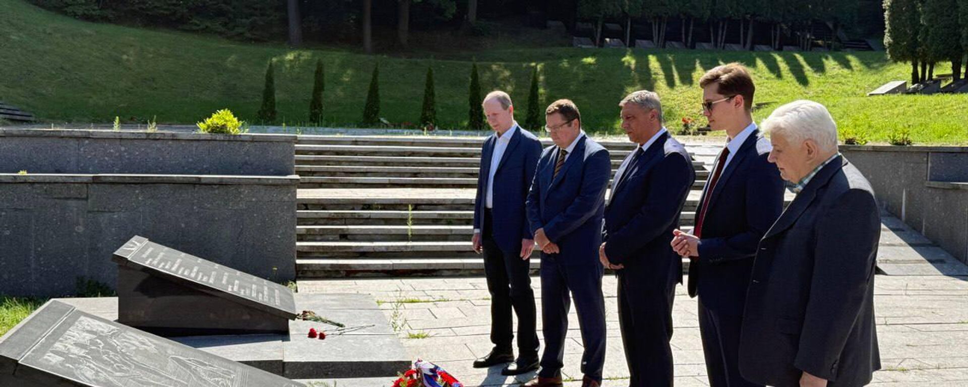 Сотрудники посольства РФ в Литве почтили память советских воинов в 81-ю годовщину освобождения Вильнюса от немецко-фашистских захватчиков
 - Sputnik Литва, 1920, 13.07.2025