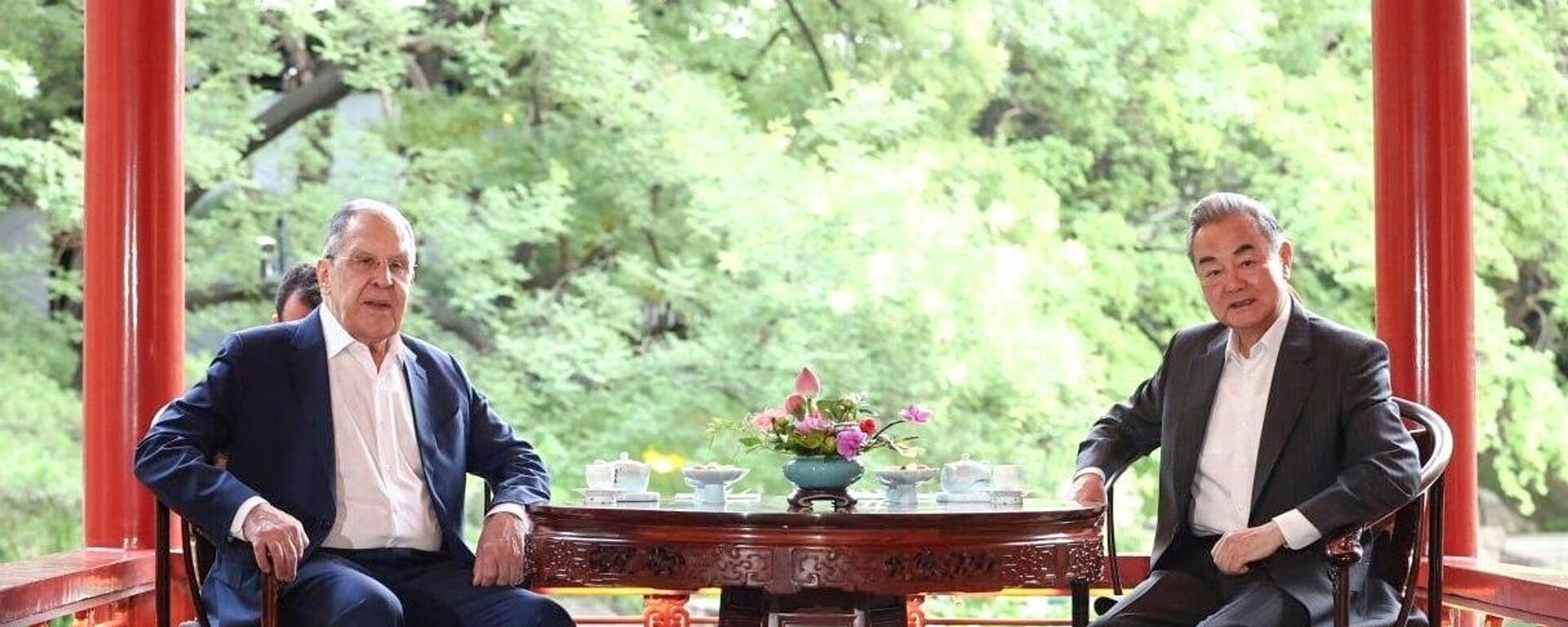 Министр иностранных дел РФ Сергей Лавров и министр иностранных дел Китая Ван И (справа) во время встречи - Sputnik Литва, 1920, 13.07.2025