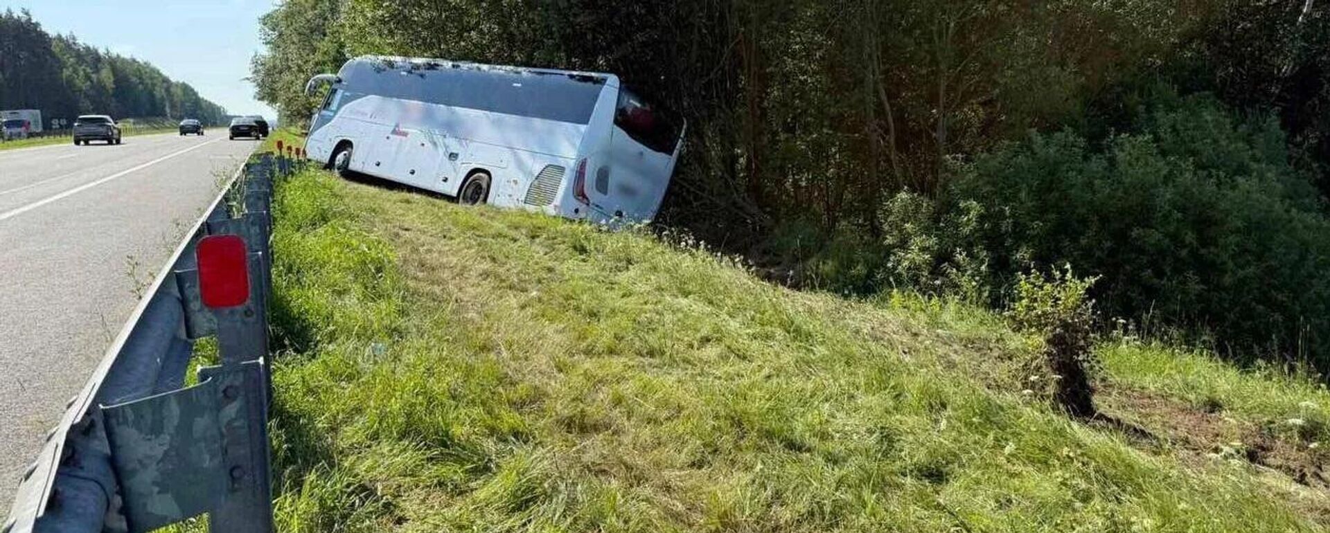 Автобус Вильнюс – Минск, который съехал в кювет на территории Белорусии - Sputnik Литва, 1920, 16.07.2025