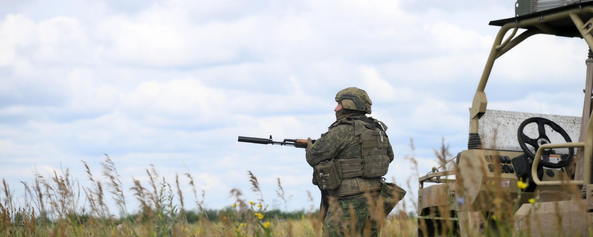 Военнослужащий ВС РФ в зоне СВО - Sputnik Литва, 1920, 28.08.2025
