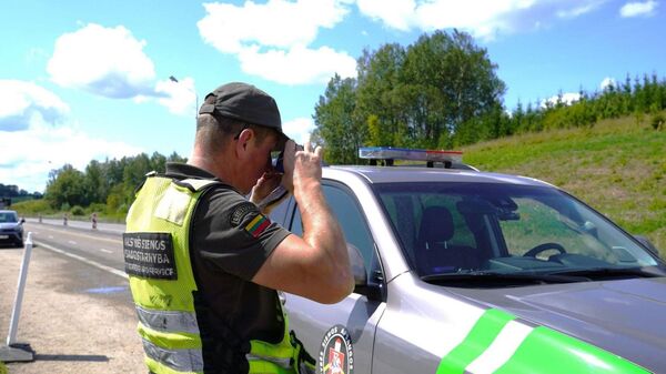 Сотрудник VSAT проверяет документы, архивное фото - Sputnik Литва