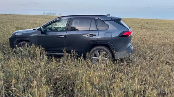  Угнанный автомобиль Toyota RAV4, который обнаружили литовские полицейские - Sputnik Литва