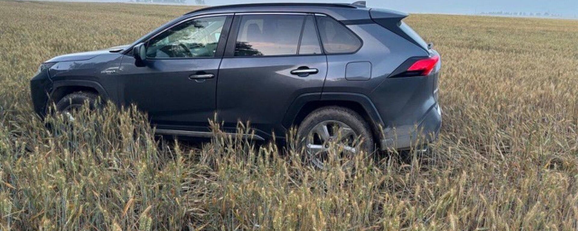  Угнанный автомобиль Toyota RAV4, который обнаружили литовские полицейские - Sputnik Литва, 1920, 19.07.2025