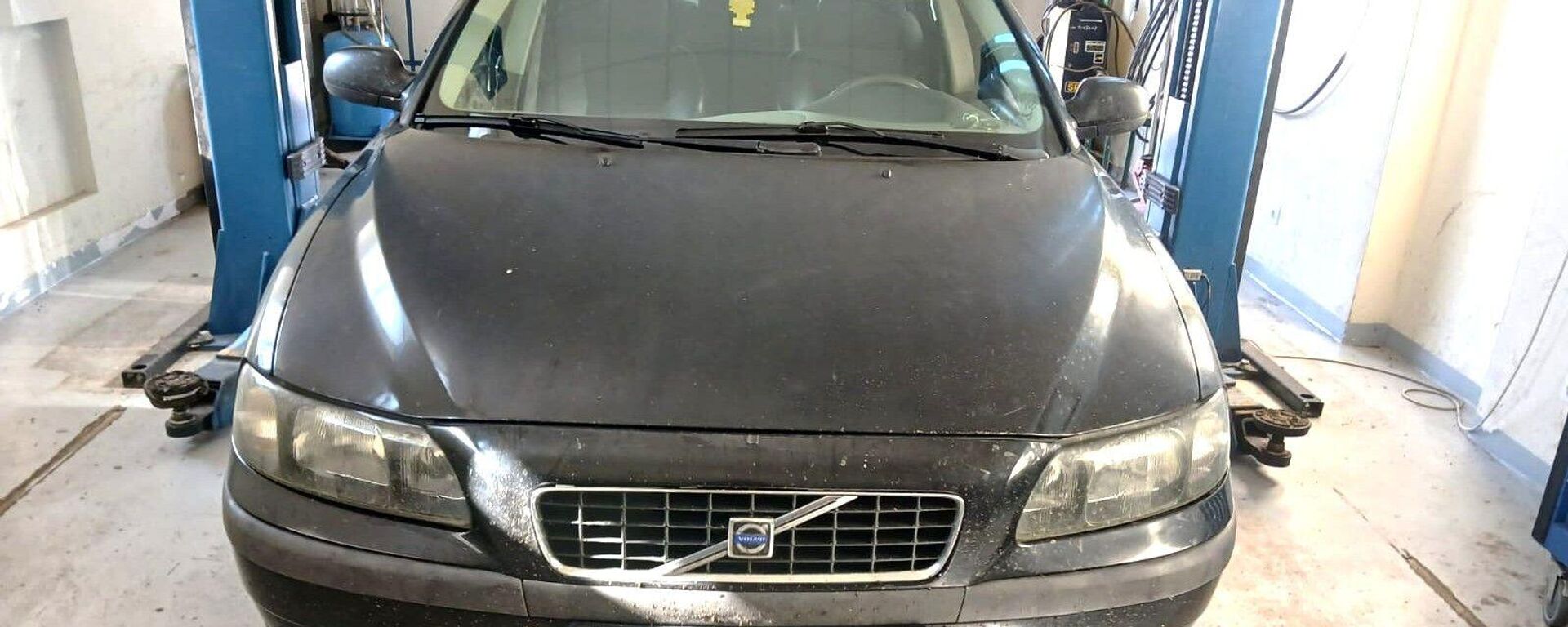 Автомобиль Volvo S60 , перевозивший контрабандные сигареты из Белоруссии - Sputnik Литва, 1920, 20.07.2025
