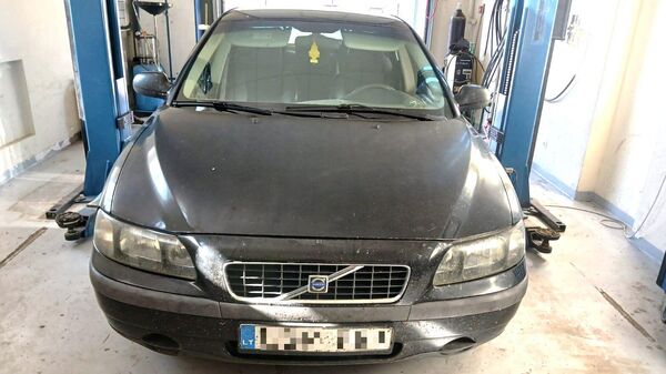 Автомобиль Volvo S60 , перевозивший контрабандные сигареты из Белоруссии - Sputnik Литва