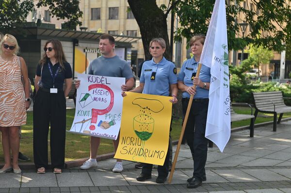 На фото: участники акции протеста держат плакаты с надписями: "Хочу прозрачности", "Почему пропало желание бороться с коррупцией?" На фото: участники акции протеста держат плакаты с надписями: "Хочу прозрачности", "Почему пропало желание бороться с коррупцией?" - Sputnik Литва