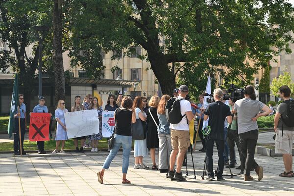 Во вторник, 22 июля, должностные лица собрались возле здания правительства на акцию протеста. Во вторник, 22 июля, должностные лица собрались возле здания правительства на акцию протеста. - Sputnik Литва