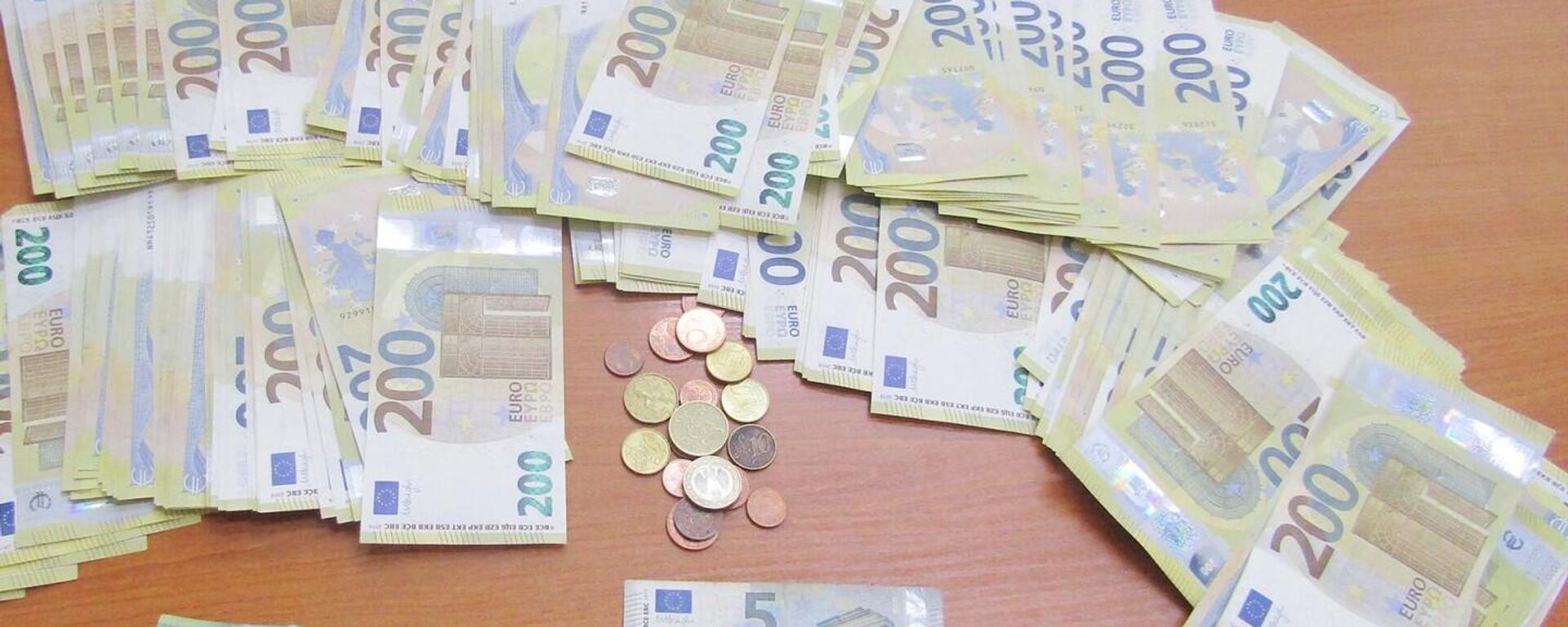 Деньги, изъятые белорусскими таможенниками  - Sputnik Литва, 1920, 23.07.2025