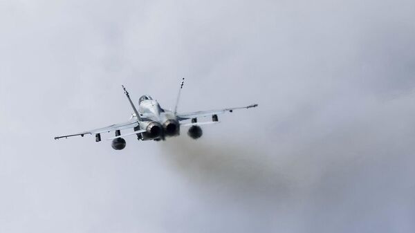 Истребитель F-18 на учениях НАТО Neptune Strike 25-2 в Литве - Sputnik Литва