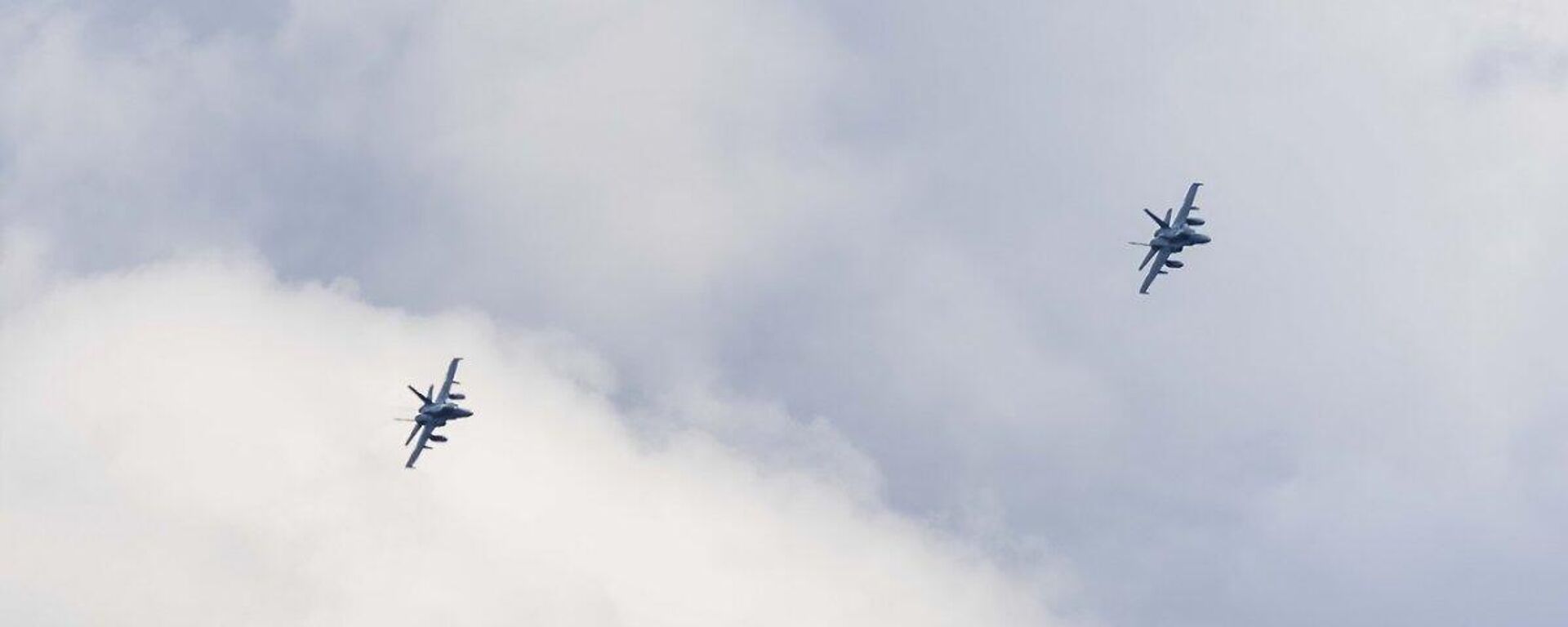 Истребители F-18 на учениях НАТО Neptune Strike 25-2 в Литве - Sputnik Литва, 1920, 16.02.2026