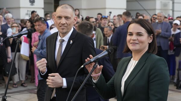 Экс-кандидат в президенты Белоруссии Светлана Тихановская (справа) и ее муж Сергей Тихановский (слева), архивное фото - Sputnik Литва