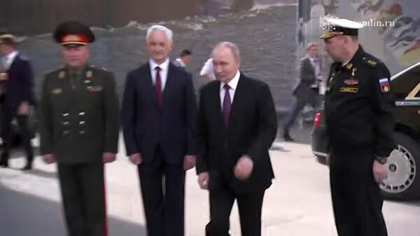 Путин в День Военно-Морского Флота прибыл в Главное Адмиралтейство - Sputnik Литва