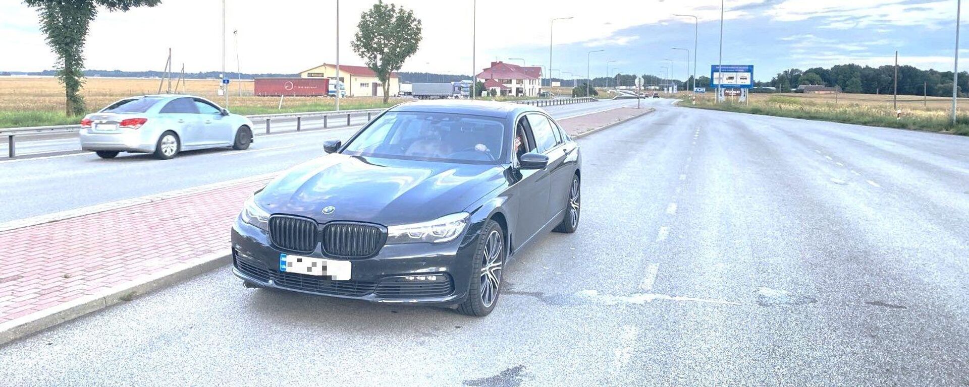 Автомобиль BMW, задержанный литовскими пограничниками - Sputnik Литва, 1920, 01.08.2025