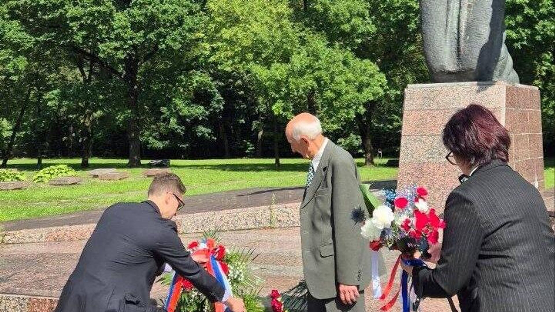 Российские дипломаты на воинском кладбище Верхние Шанцы в честь 81-й годовщины освобождения Каунаса от фашистов Российские дипломаты на воинском кладбище Верхние Шанцы в честь 81-й годовщины освобождения Каунаса от фашистов - Sputnik Литва, 1920, 01.08.2025
