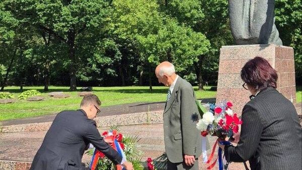  Российские дипломаты на воинском кладбище Верхние Шанцы в честь 81-й годовщины освобождения Каунаса от фашистов - Sputnik Литва