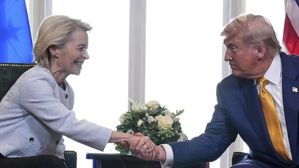 Глава Еврокомисссии Урсула фон дер Ляйен и президент США Дональд Трамп - Sputnik Литва