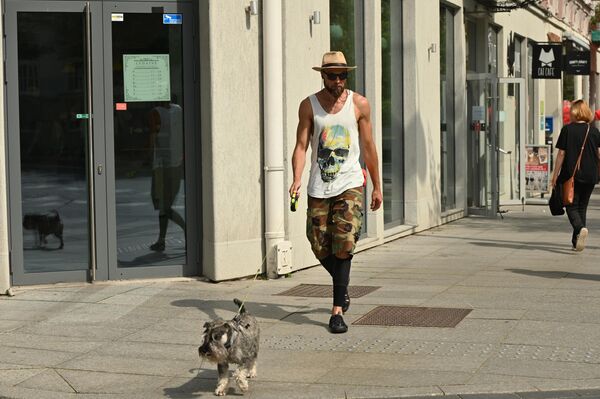 Продолжительность периодов, когда светило солнце, сократилась примерно на четверть по сравнению со средним показателем за июли 1991–2020 годов. - Sputnik Литва