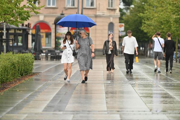 В некоторые дни в июле погода менялась с такой частотой, что буквально за час солнце сменялось ливнем - и наоборот.  - Sputnik Литва