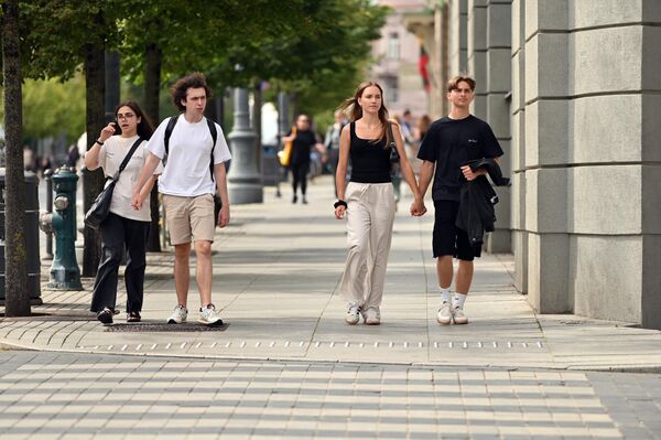 На фото: молодежь в Вильнюсе. - Sputnik Литва