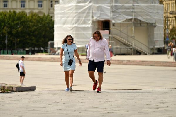 На фото: прохожие на Кафедральной площади Вильнюса - Sputnik Литва