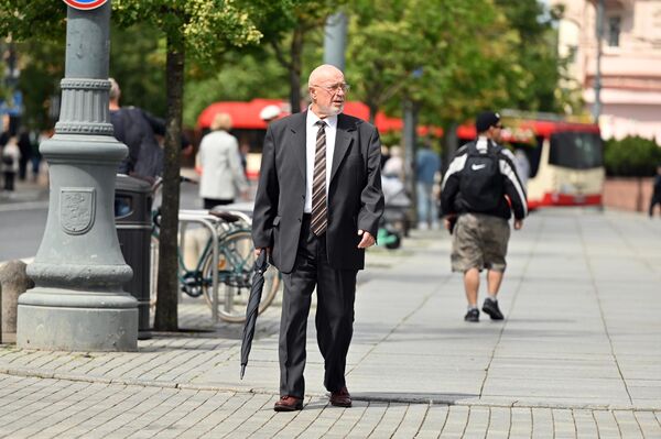 На фото: прохожий на улице Вильнюса. - Sputnik Литва