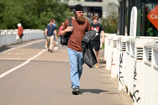 На фото: прохожий в Вильнюсе на Белом мосту. - Sputnik Литва