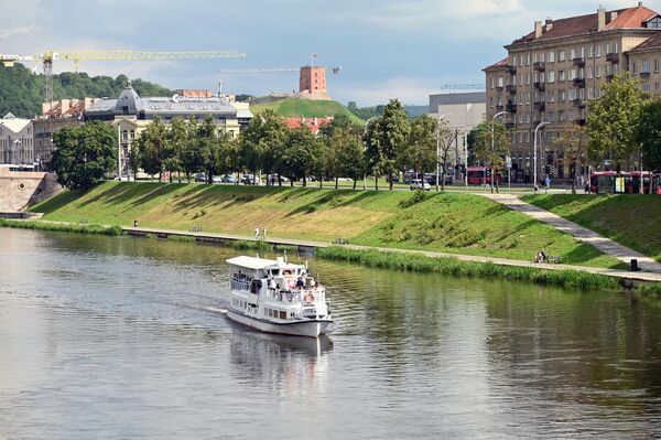 На фото: прогулочный катер на реке Нерис в Вильнюсе. - Sputnik Литва