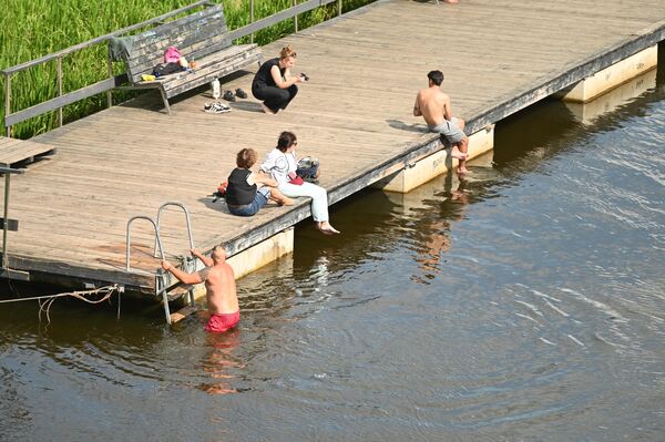 На фото: люди купаются в Нерис. - Sputnik Литва