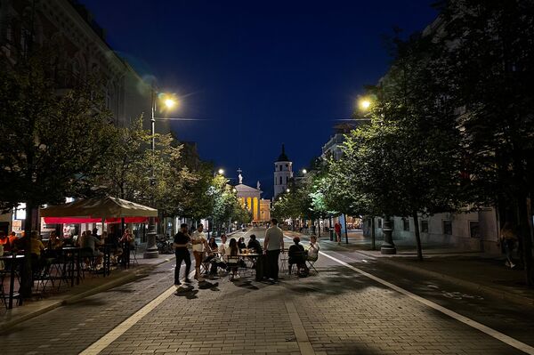 Чудесные летние вечера погода тоже не сумела испортить - в Вильнюсе и после захода всегда много народа. - Sputnik Литва