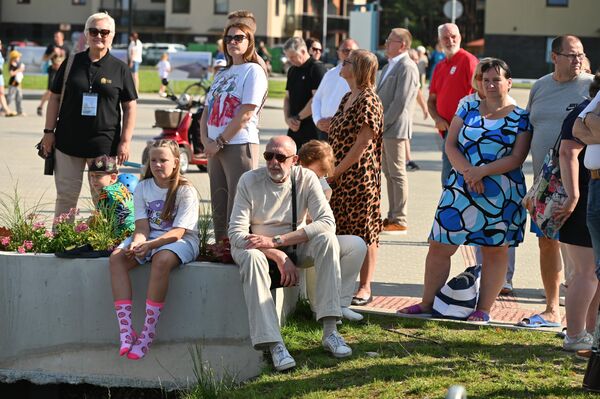 Под открытым небом для зрителей устроили показ документального фильма &quot;Маяки свободы&quot;.  - Sputnik Литва