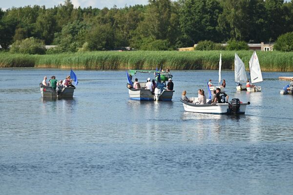 Гостей праздника ожидала насыщенная программа – от соревнований до вечерних концертов.  - Sputnik Литва