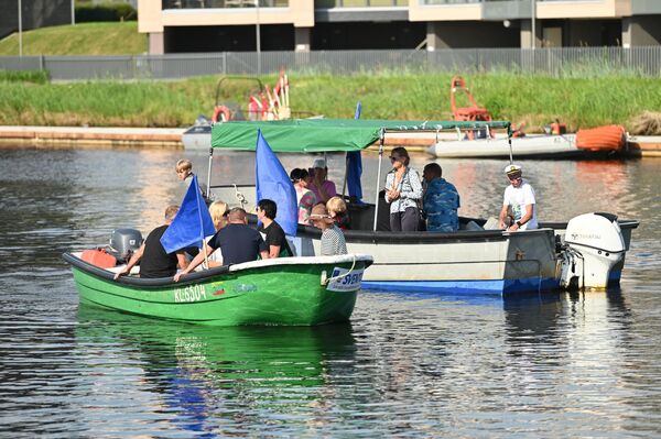 Также прошел парад рыбацких лодок – местные рыбаки плавали на своих суднах. - Sputnik Литва