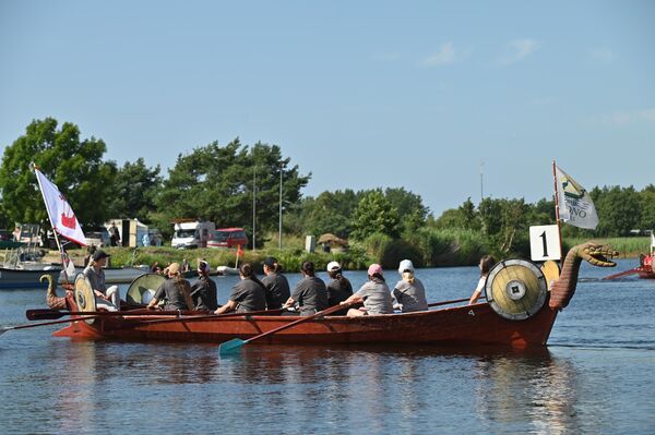 В рамках фестиваля проходят и соревнования кораблей викингов. - Sputnik Литва