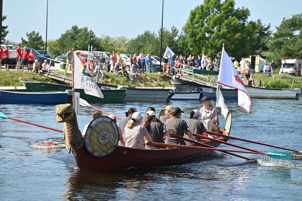 На фото: соревнование команд на исторических лодках на Празднике рыбака и моря.  - Sputnik Литва