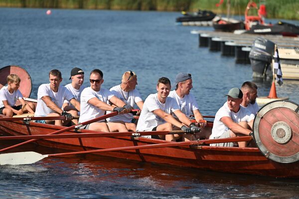 Участники сперва знакомятся с особенностями гребли, а потом соревнуются командами. - Sputnik Литва