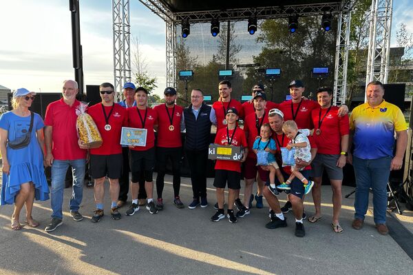 На фото: команда &quot;Драконы&quot;, победители заездов на исторических лодках. - Sputnik Литва